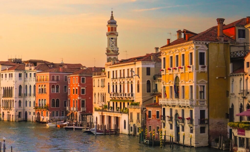 Arhitectură venețiană fermecătoare de-a lungul unui canal la apus, surprinzând esența Veneției, Italia.