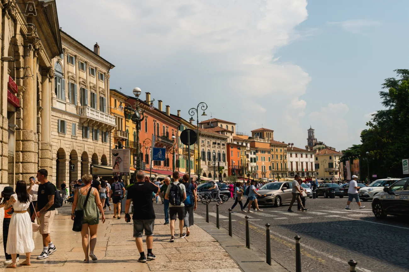 Cladiri colorate si strazi pline de oameni in verona