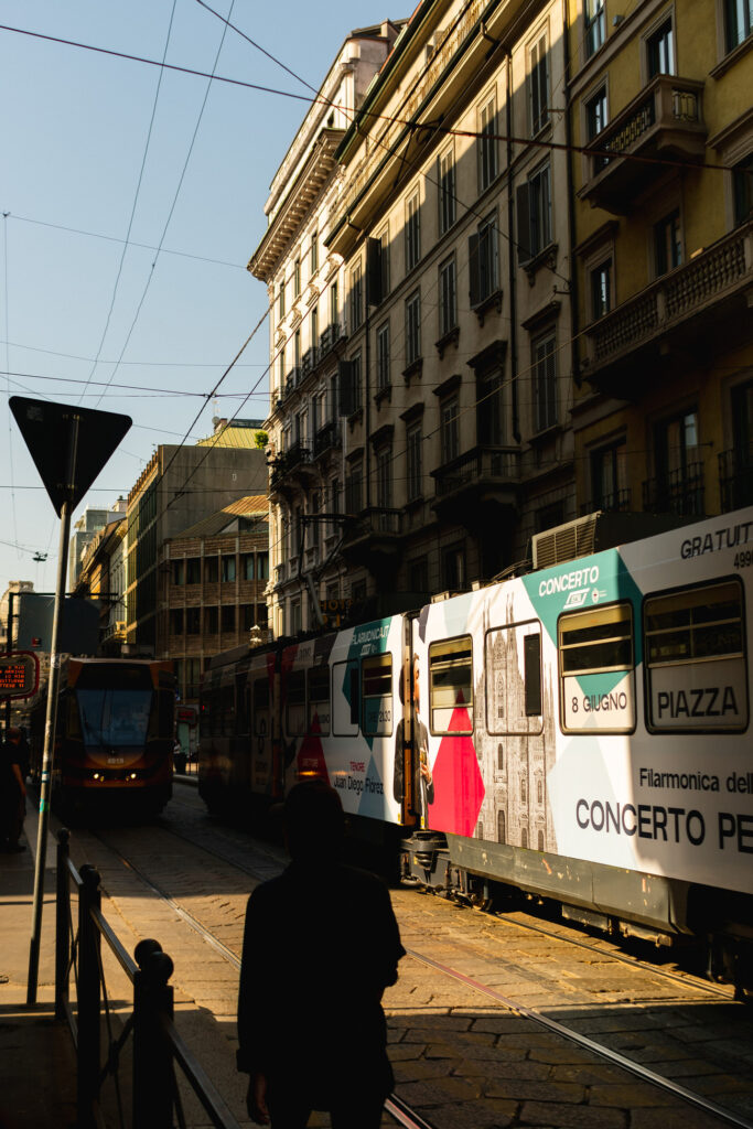 tramvai mergand pe o strada din bergamo